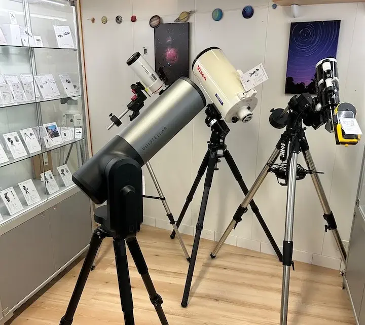 Espace conseil et instruments d’observation au magasin Optique Perret