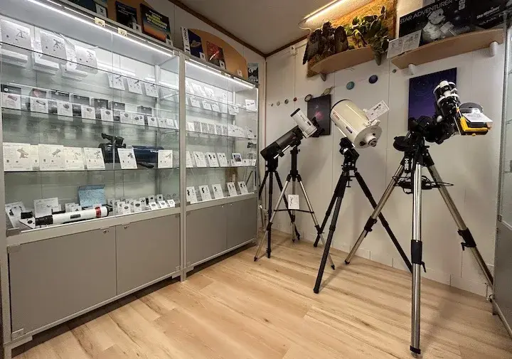 Détail des télescopes et jumelles exposés en boutique à Genève